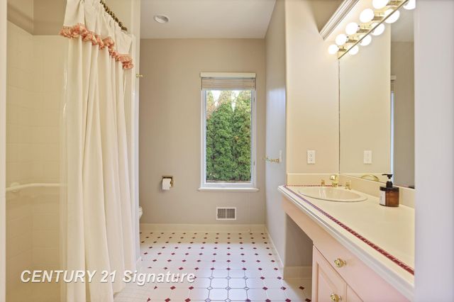 21 Sawmill Creek Trail, Saginaw Twp, MI 48603