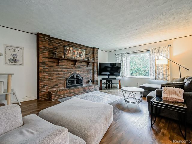 38131 Chatham Court, Sterling Heights, MI 48310