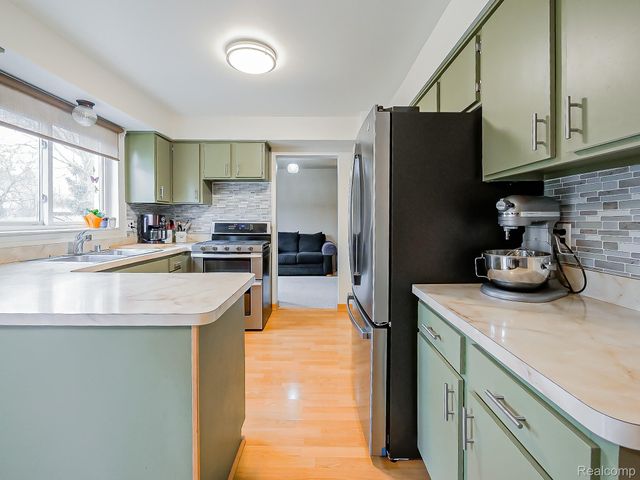 38131 Chatham Court, Sterling Heights, MI 48310