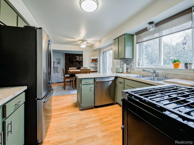 38131 Chatham Court, Sterling Heights, MI 48310