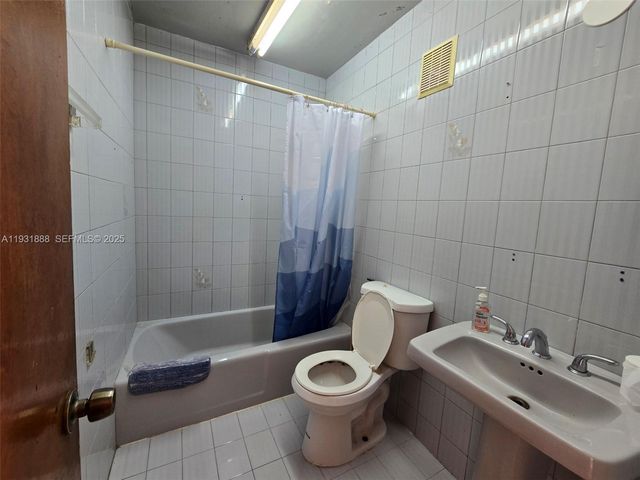 571 E 54th St, Hialeah, FL 33013