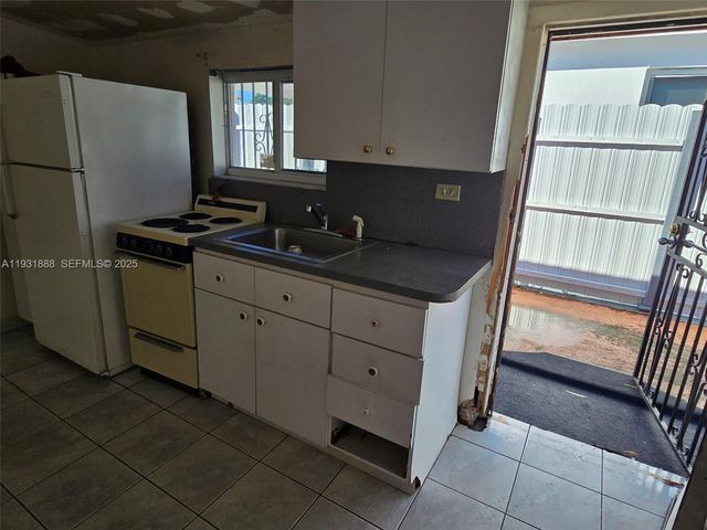 571 E 54th St, Hialeah, FL 33013