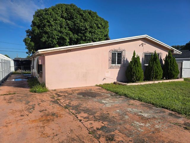 571 E 54th St, Hialeah, FL 33013