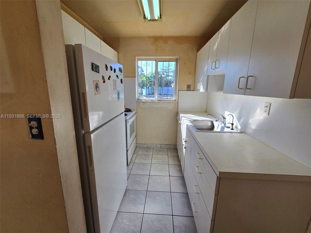 571 E 54th St, Hialeah, FL 33013