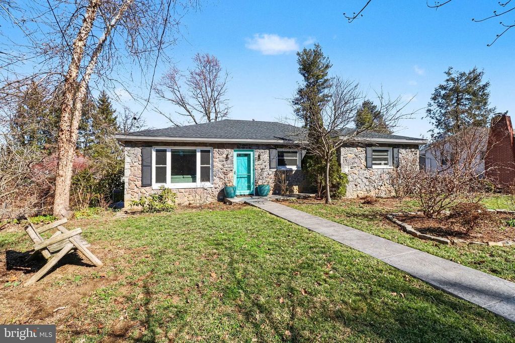 303 S MARKET ST, Mount Joy, PA 17552