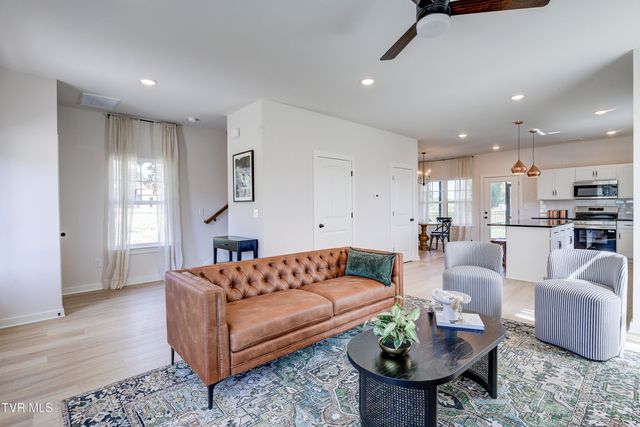 4196 Gambrel Oaks Street, Blountville, TN 37617