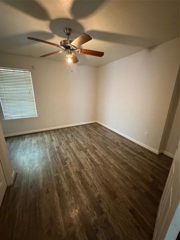 125 N Forest Drive, Willis, TX 77378