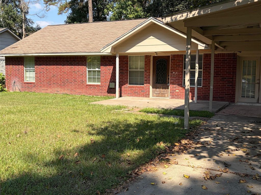125 N Forest Drive, Willis, TX 77378