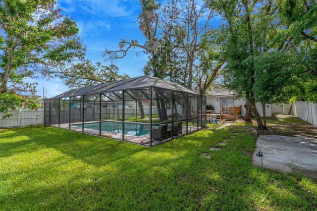 8732 OVERLOOK DRIVE, Tampa, FL 33617