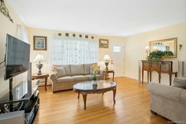 874 Linda Avenue, Thornwood, NY 10594