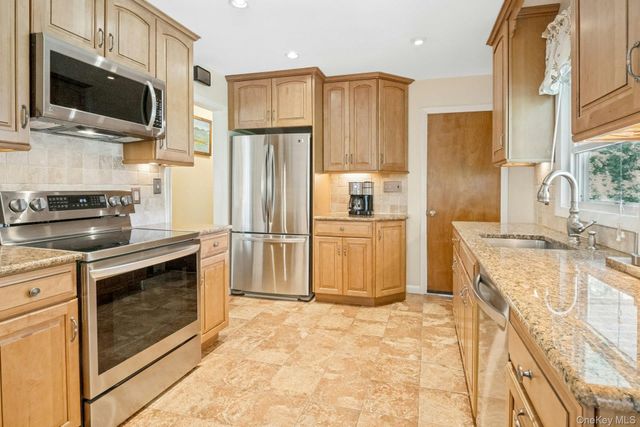 874 Linda Avenue, Thornwood, NY 10594
