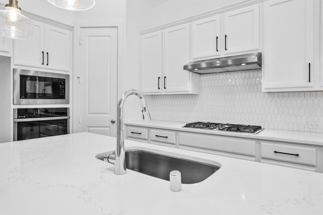 256 Sky Top Drive, Montgomery, TX 77316