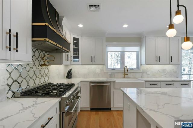 676 Ridgewood Road, Oradell, NJ 07649