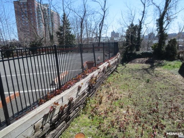 13 Columbia Terrace, Edgewater, NJ 07020