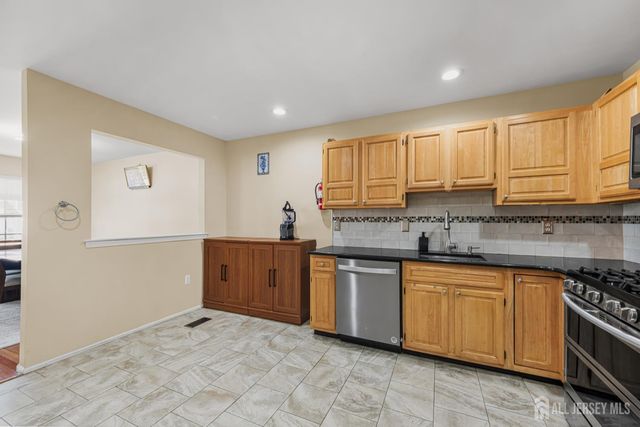 197 Barclay Court, Piscataway, NJ 08854