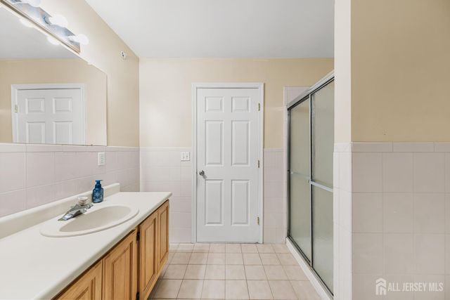 197 Barclay Court, Piscataway, NJ 08854