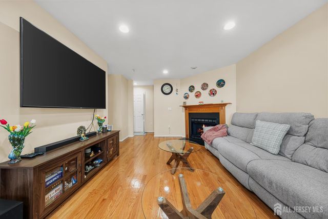 197 Barclay Court, Piscataway, NJ 08854