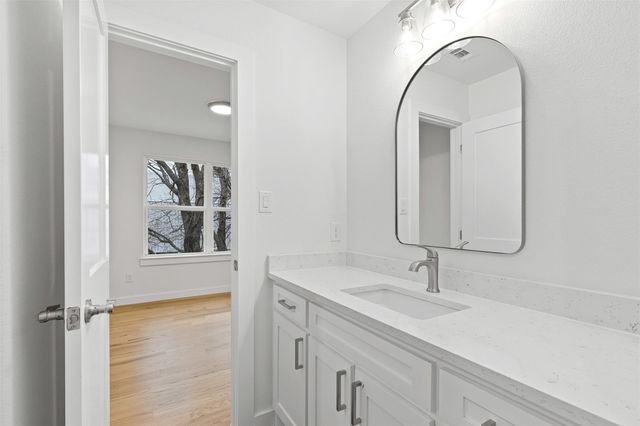 913 Bayonne Street, Dallas, TX 75212