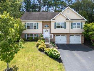 74 Laurel Dr, Hempfield Twp, PA 15601