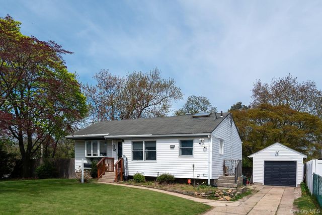 11 Heyward Street, Brentwood, NY 11717