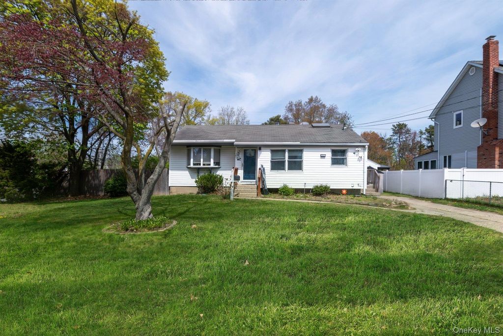 11 Heyward Street, Brentwood, NY 11717