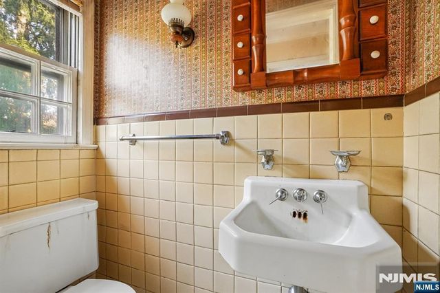 914 Washington Avenue, Ho-ho-kus, NJ 07423