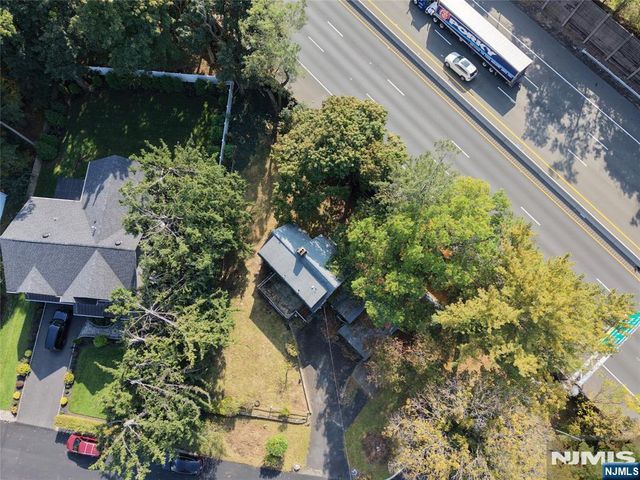 914 Washington Avenue, Ho-ho-kus, NJ 07423