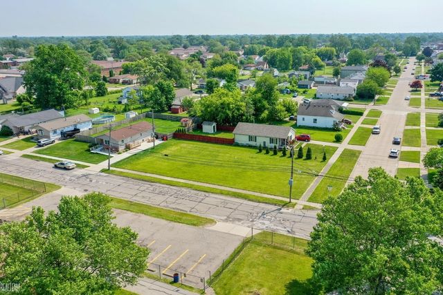 11 Oakdale Street, Roseville, MI 48066