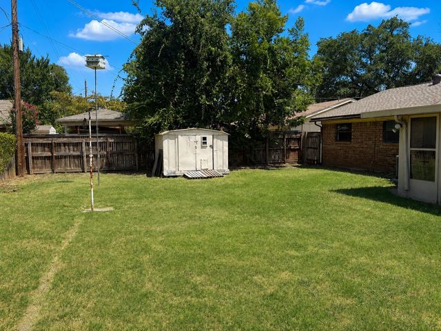 2025 Meadow Glen, Irving, TX 75060