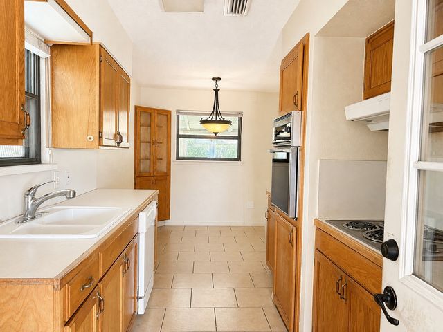 2025 Meadow Glen, Irving, TX 75060