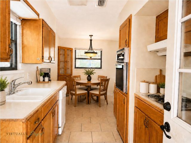 2025 Meadow Glen, Irving, TX 75060