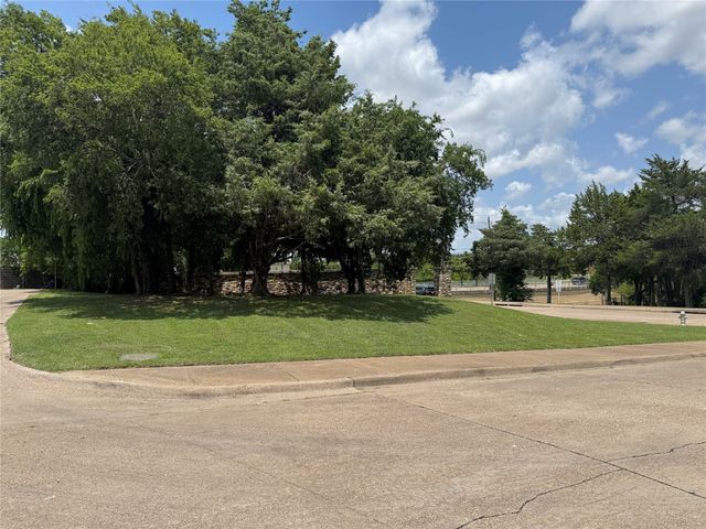 1701 Plum Creek Drive, Desoto, TX 75115