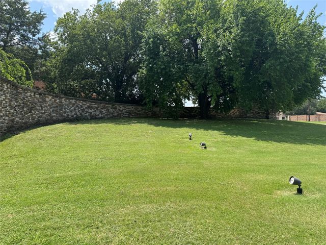 1701 Plum Creek Drive, Desoto, TX 75115