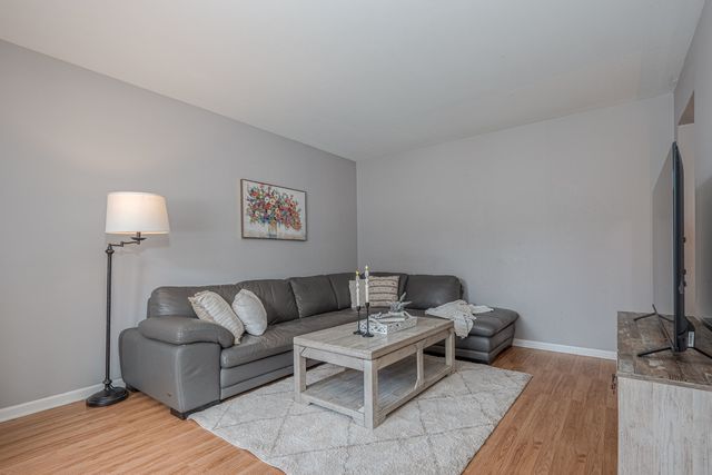 29W440 Candlewood Lane, Warrenville, IL 60555