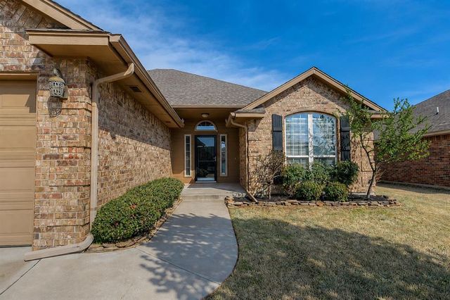 9012 Crooked Creek Lane, Moore, OK 73160