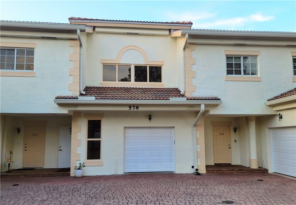 576 7th Square 202, Vero Beach, FL 32962