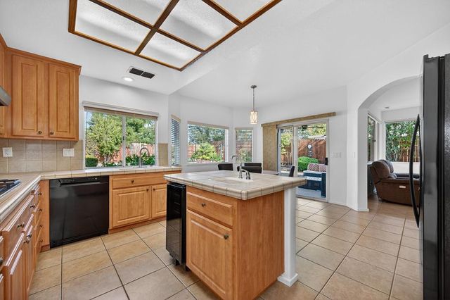 470 S Lexington Dr, Folsom, CA 95630