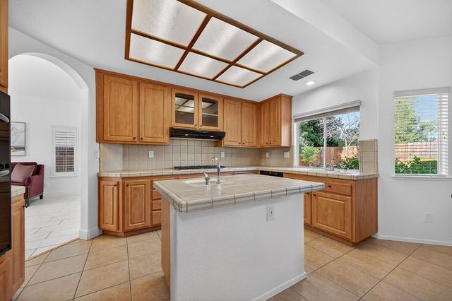 470 S Lexington Dr, Folsom, CA 95630