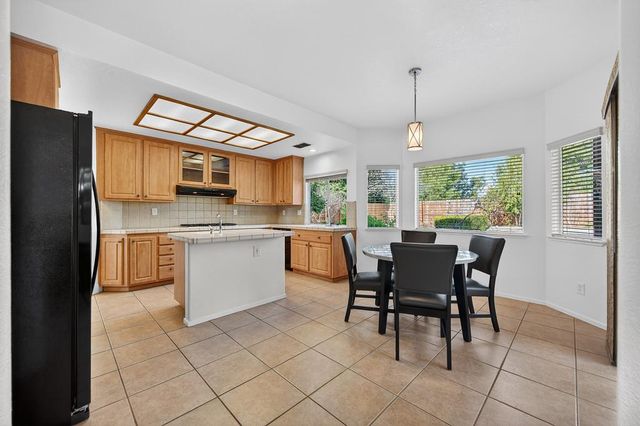 470 S Lexington Dr, Folsom, CA 95630