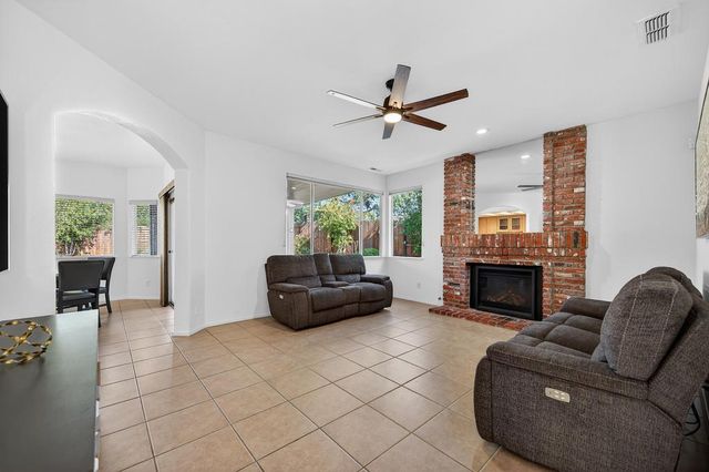 470 S Lexington Dr, Folsom, CA 95630