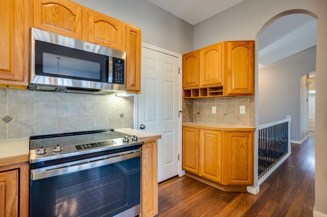 5718 E 49th St N, Bel Aire, KS 67220