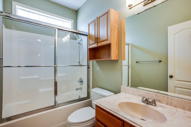 5718 E 49th St N, Bel Aire, KS 67220