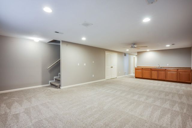 5718 E 49th St N, Bel Aire, KS 67220