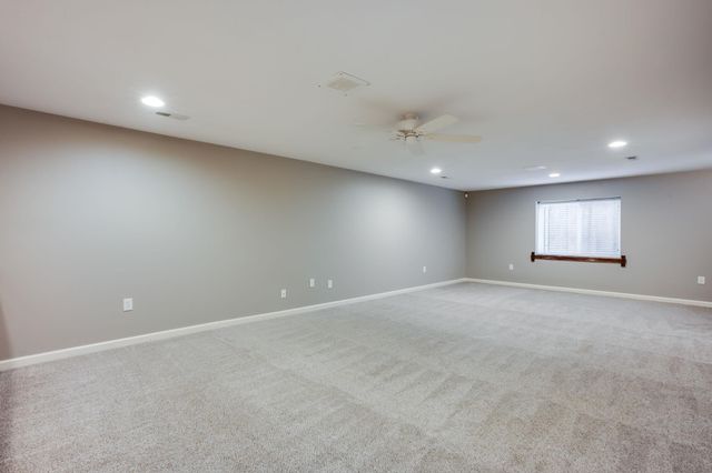 5718 E 49th St N, Bel Aire, KS 67220