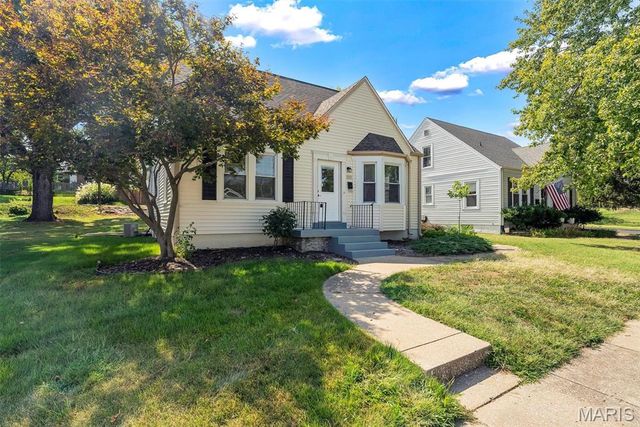 1165 Jackson Street, St Charles, MO 63301