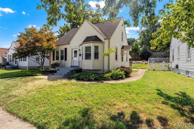1165 Jackson Street, St Charles, MO 63301
