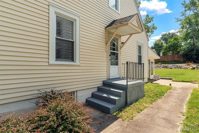 1165 Jackson Street, St Charles, MO 63301