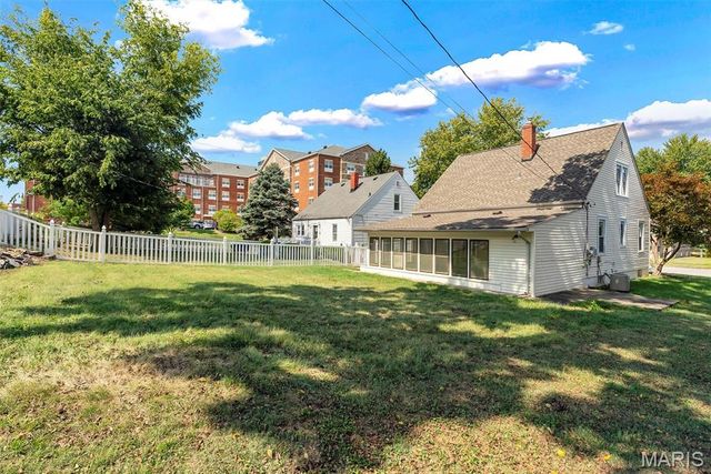 1165 Jackson Street, St Charles, MO 63301