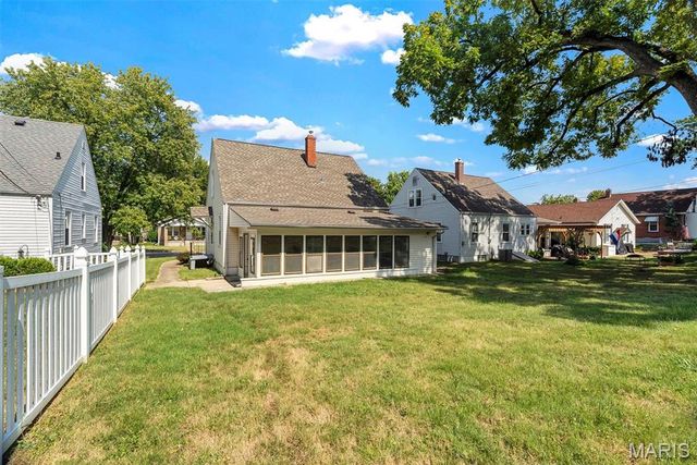 1165 Jackson Street, St Charles, MO 63301