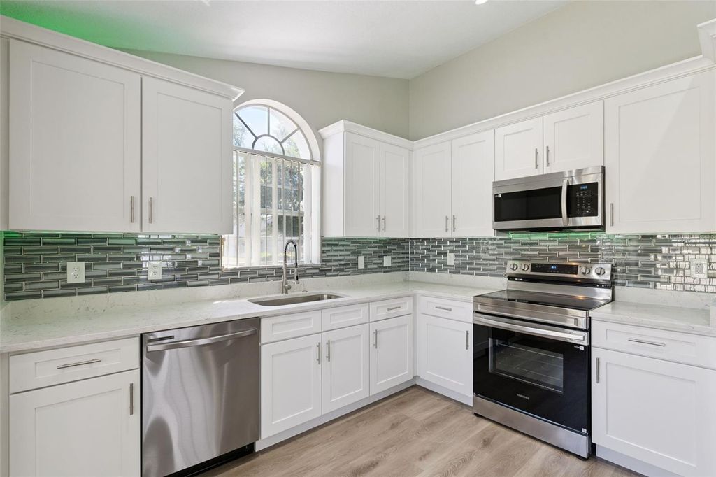 Image 19 of property listing at 15932 ROBIN HILL LOOP, Clermont, FL 34714